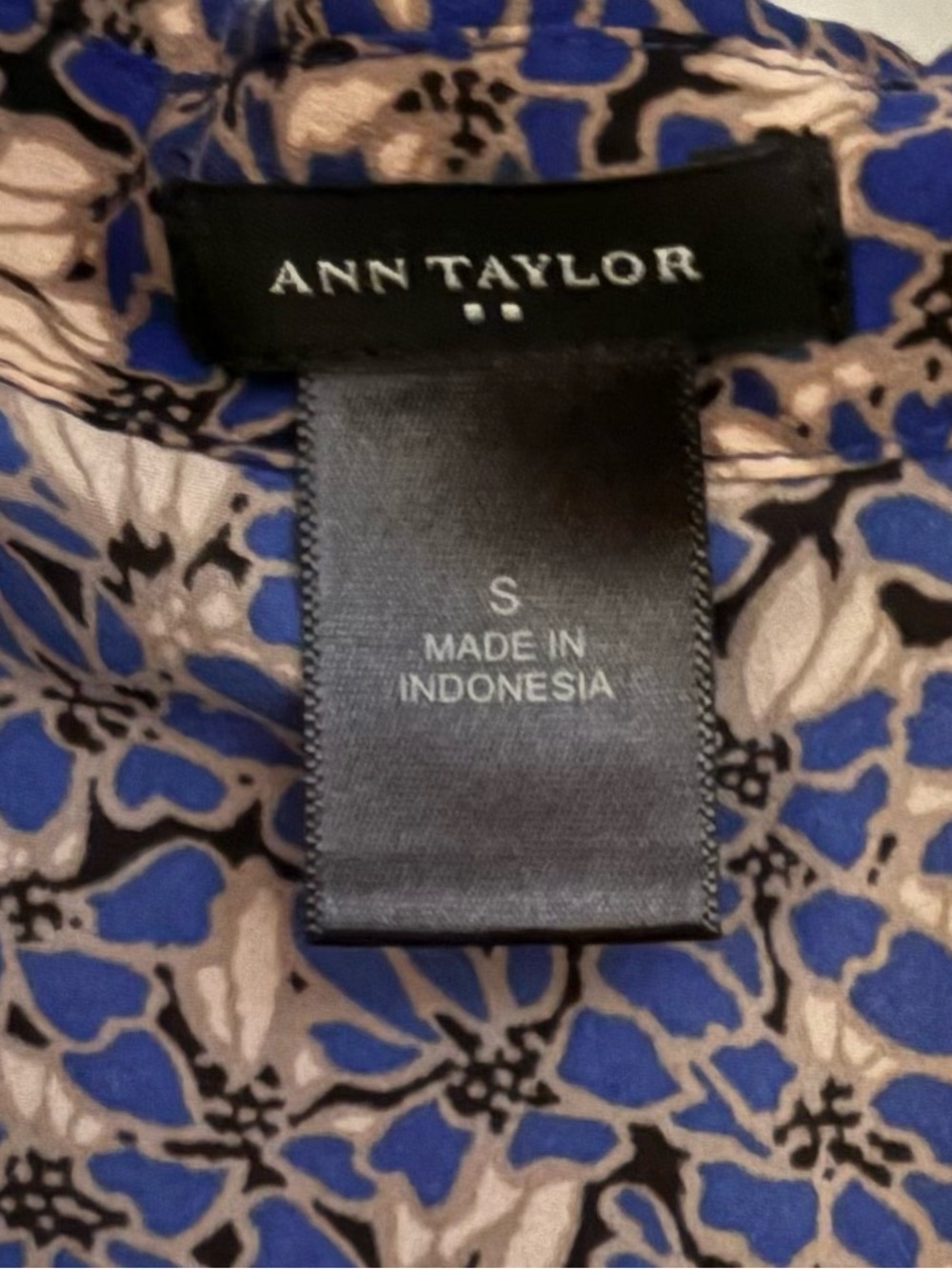 Ann Taylor Navy and Beige Floral Cap-Sleeve Blouse - Picture 5 of 6